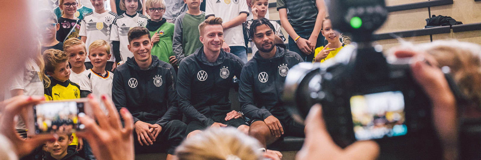 Thilo Kehrer beim Selfi mit einem DFB-Fan