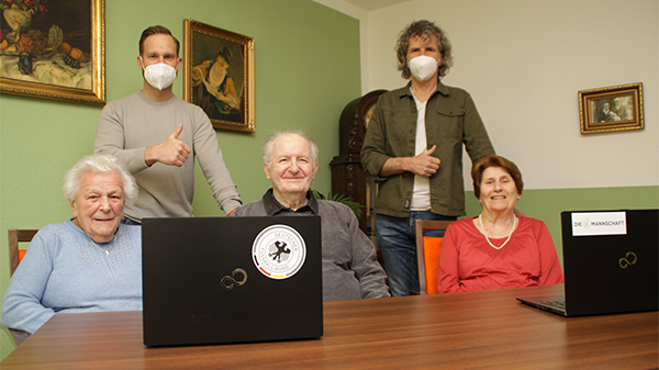 Senioren und Betreuer freuen sich über die von der Mannaschaft gestifteten Laptops